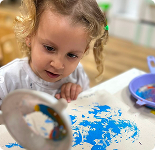 Criança em atividade de pintura
