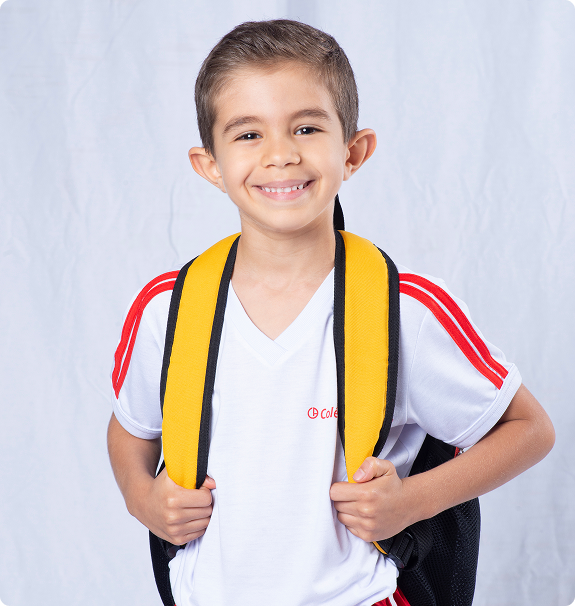Aluno do Colégio Anchieta sorrindo, usando mochila escolar