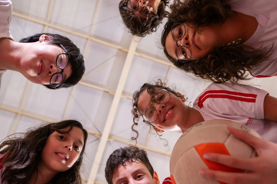 Estudantes do Colégio Anchieta em atividade em grupo