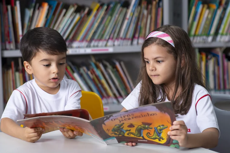 Estudantes do Colégio Anchieta lendo