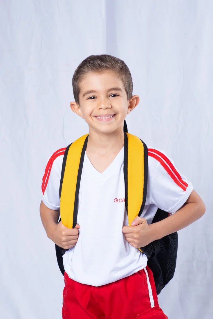 Aluno do Ensino Fundamental do Colégio Anchieta usando mochila