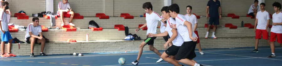 Estudantes do Colégio Anchieta lendo