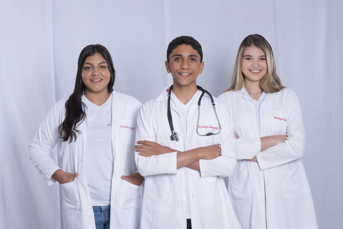 Estudantes do Colégio Anchieta em jaleco de laboratório