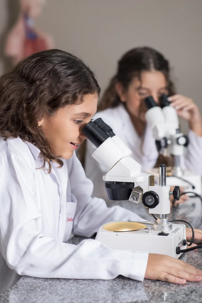 Estudante do Colégio Anchieta em laboratório